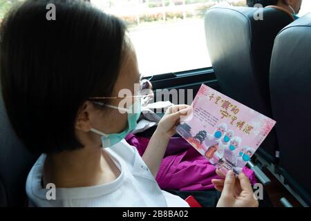 Xiangyang, provincia cinese di Hubei. 20 Marzo 2020. Un medico guarda un poster con parole grate a Xiangyang City, provincia di Hubei, Cina centrale, 20 marzo 2020. Venerdì, 216 medici della regione autonoma di Ningxia Hui, nel nord-ovest della Cina, lasciarono Xiangyang dopo aver finito il loro compito. Credito: Xie Jianfei/Xinhua/Alamy Live News Foto Stock