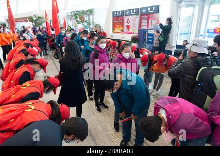 Xiangyang, provincia cinese di Hubei. 20 Marzo 2020. Volontari e medici si inchinano l'uno all'altro all'aeroporto di Liuji nella città di Xiangyang, nella provincia di Hubei della Cina centrale, il 20 marzo 2020. Venerdì, 216 medici della regione autonoma di Ningxia Hui, nel nord-ovest della Cina, lasciarono Xiangyang dopo aver finito il loro compito. Credito: Xie Jianfei/Xinhua/Alamy Live News Foto Stock