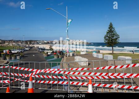 Bondi Beach è stato chiuso oggi a causa di folle inaccettabili ieri. Le recenti regole di allontanamento sociale sono state ignorate e di conseguenza il governo ha dovuto c Foto Stock