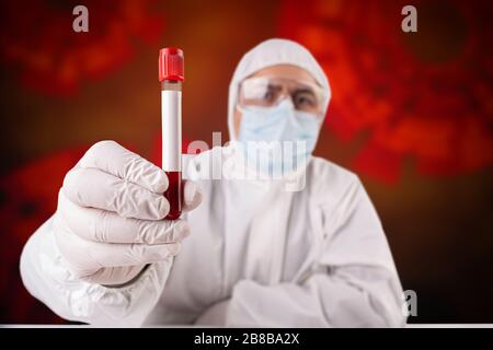 Provetta da analisi con campione di sangue su fondo rosso. Foto Stock