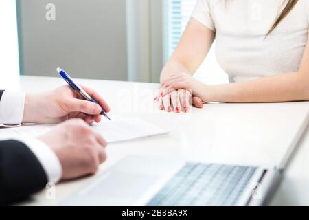 Giovane donna in colloquio di lavoro con l'uomo d'affari. Appunti scritti dall'intervistatore. Signora che ha un incontro con il capo o il manager esecutivo. Foto Stock