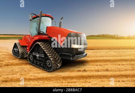 Trattore agricolo cingolato in gomma rossa Foto Stock