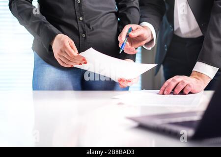 Uomini d'affari che lavorano insieme in ufficio. Responsabile di progetto e assistente che riferisce le vendite. Negoziazione, discussione e concetto di lavoro di squadra. Foto Stock