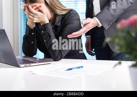 Donna sconvolto piangendo in ufficio. Ottenere sparato dal lavoro. Uomo d'affari o capo che si scusa, consolante o assistente di supporto. Foto Stock