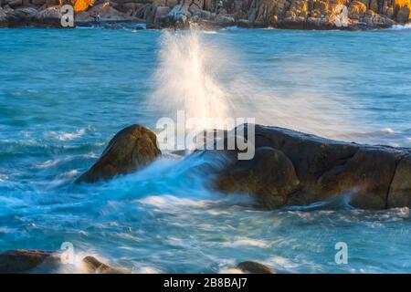 Le onde che colpiscono la riva o le splendide rocce creano un paesaggio tranquillo nella baia del Vietnam Foto Stock