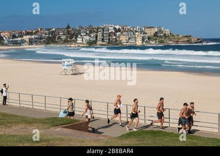 Bondi Beach è stato chiuso oggi a causa di folle inaccettabili ieri. Le recenti regole di allontanamento sociale sono state ignorate e di conseguenza il governo ha dovuto c Foto Stock