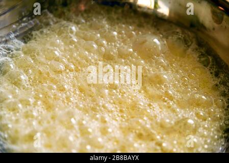 crepa di frittella mescolare all'interno della ciotola di metallo closeup Foto Stock