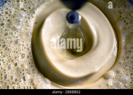 crepa di frittella mescolare all'interno della ciotola di metallo closeup Foto Stock