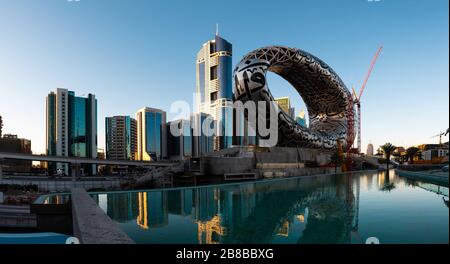 Dubai, Emirati Arabi Uniti - 14 febbraio 2020: Il Museo del futuro in costruzione nel centro di Dubai costruito per EXPO 2020 prevista per essere hel Foto Stock