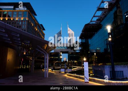 Dubai, Emirati Arabi Uniti - 14 febbraio 2020: Gate Avenue con il Dubai International Financial Centre DIFC e torri Emirates sullo sfondo Foto Stock