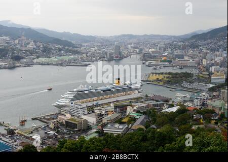 Città di mare in asia con porto e barca a Nagasaki Foto Stock