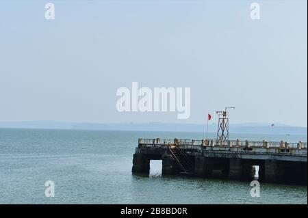 vista da una distanza del ponte dona paula a goa Foto Stock