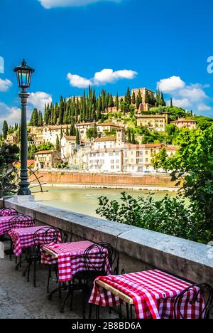 Tavoli da pranzo al Fesco - Verona, Italia Foto Stock