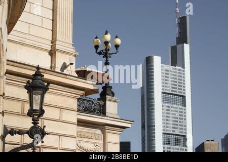 Vecchia opera e moderna architettura di alto livello a Francoforte, Germania. Foto Stock