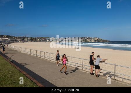 Bondi Beach è stato chiuso oggi a causa di folle inaccettabili ieri. Le recenti regole di allontanamento sociale sono state ignorate e di conseguenza il governo ha dovuto c Foto Stock