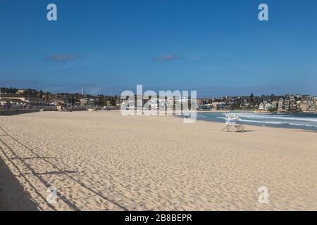 Bondi Beach è stato chiuso oggi a causa di folle inaccettabili ieri. Le recenti regole di allontanamento sociale sono state ignorate e di conseguenza il governo ha dovuto c Foto Stock