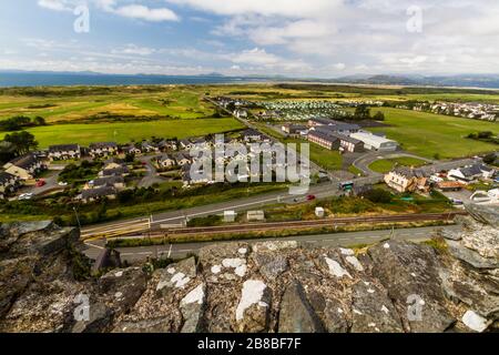 Vista sul mare da Harlech, nel Galles del Nord. Foto Stock