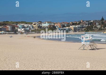 Bondi Beach è stato chiuso oggi a causa di folle inaccettabili ieri. Le recenti regole di allontanamento sociale sono state ignorate e di conseguenza il governo ha dovuto c Foto Stock