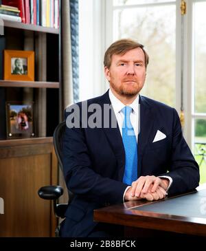 Re Willem-Alexander dei Paesi Bassi dà un discorso sulla crisi del coronavirus dal Huis ten Bosch Palace.The discorso è stato trasmesso in televisione. I paesi di tutto il mondo stanno adottando misure più ampie per arginare la diffusione del Coronavirus COVID-19. Foto Stock