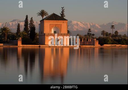 Giardini Menara, Marrakech di fronte alle montagne dell'Atlante in Marocco Foto Stock