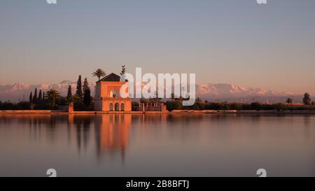 Giardini Menara, Marrakech di fronte alle montagne dell'Atlante in Marocco Foto Stock