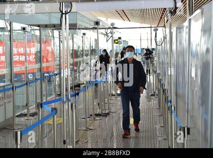 Pechino, Cina. 18 Marzo 2020. Un passeggero in arrivo attraversa l'area di controllo della temperatura all'aeroporto internazionale Capital di Pechino, capitale della Cina, il 18 marzo 2020. A partire da marzo 10, l'aeroporto internazionale di Pechino Capital ha designato la zona D del terminal 3 come zona speciale per i voli in arrivo, poiché Pechino ha intensificato gli sforzi per ridurre al minimo il rischio di casi importati COVID-19. Credit: Chen Zhonghao/Xinhua/Alamy Live News Foto Stock