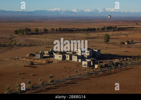 Hot Air Ballon su Marrakech e le montagne dell'Atlante in Marocco Foto Stock