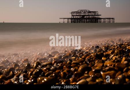 Old Brighton West Pier bruciato (Brighton Palace Pier) sulla spiaggia costiera Foto Stock