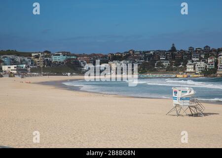 Bondi Beach è stato chiuso oggi a causa di folle inaccettabili ieri. Le recenti regole di allontanamento sociale sono state ignorate e di conseguenza il governo ha dovuto c Foto Stock