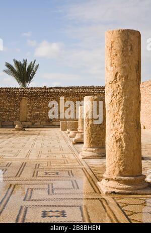 Colonne e pavimento a mosaico delle Grandi Terme a Sufetula rovine romane in Sbeitla, Tunisia. Foto Stock