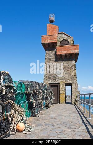 Il General Waldons, costruito in pietra, ha costruito la torre Rhennish sul molo ovest all'ingresso di Lynmouth Harbour sulla North Devon Coast, Inghilterra, Regno Unito Foto Stock