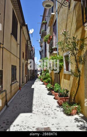 Una stradina tra le case del borgo medievale di Nusco, nel sud Italia Foto Stock