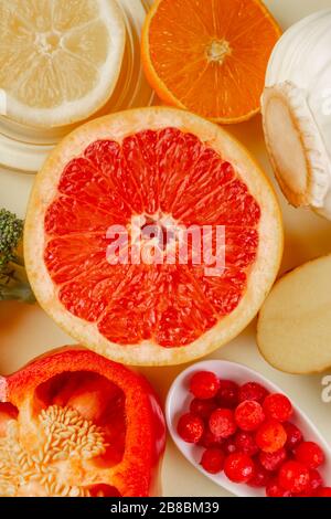 Dieta sana, prodotti naturali ricchi di vitamina C, fonti fresche di antiossidanti, cibo pulito mangiare selezione colorata, come pompelmo, limone, arancia, b Foto Stock