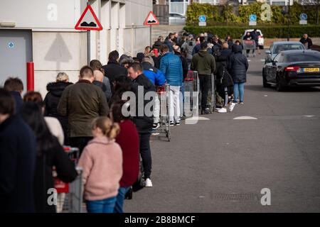 Centinaia di persone si accodano per entrare in un Costco Grossisti a Coventry il sabato, come il primo Ministro Boris Johnson ha detto a ristoranti, caffè, pub, bar, palestre e centri di svago di chiudere, mentre il pubblico a implorare di rimanere a casa. Data foto sabato 21 marzo 2020. Vedi la storia PA SALUTE Coronavirus. Il credito della foto dovrebbe leggere: Jacob King/PA Wire Foto Stock