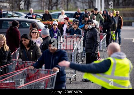 Centinaia di persone si accodano per entrare in un Costco Grossisti a Coventry il sabato, come il primo Ministro Boris Johnson ha detto a ristoranti, caffè, pub, bar, palestre e centri di svago di chiudere, mentre il pubblico a implorare di rimanere a casa. Data foto sabato 21 marzo 2020. Vedi la storia PA SALUTE Coronavirus. Il credito della foto dovrebbe leggere: Jacob King/PA Wire Foto Stock