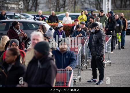 Centinaia di persone si accodano per entrare in un Costco Grossisti a Coventry il sabato, come il primo Ministro Boris Johnson ha detto a ristoranti, caffè, pub, bar, palestre e centri di svago di chiudere, mentre il pubblico a implorare di rimanere a casa. Data foto sabato 21 marzo 2020. Vedi la storia PA SALUTE Coronavirus. Il credito della foto dovrebbe leggere: Jacob King/PA Wire Foto Stock