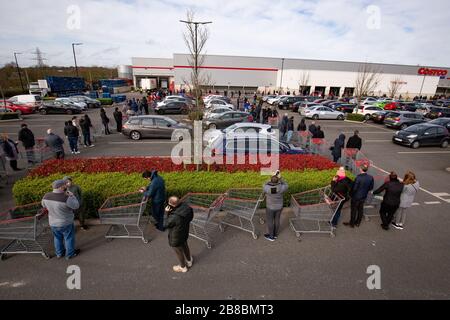 Centinaia di persone si accodano per entrare in un Costco Grossisti a Coventry il sabato, come il primo Ministro Boris Johnson ha detto a ristoranti, caffè, pub, bar, palestre e centri di svago di chiudere, mentre il pubblico a implorare di rimanere a casa. Data foto sabato 21 marzo 2020. Vedi la storia PA SALUTE Coronavirus. Il credito della foto dovrebbe leggere: Jacob King/PA Wire Foto Stock