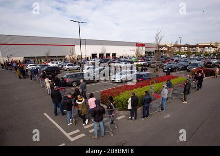 Centinaia di persone si accodano per entrare in un Costco Grossisti a Coventry il sabato, come il primo Ministro Boris Johnson ha detto a ristoranti, caffè, pub, bar, palestre e centri di svago di chiudere, mentre il pubblico a implorare di rimanere a casa. Data foto sabato 21 marzo 2020. Vedi la storia PA SALUTE Coronavirus. Il credito della foto dovrebbe leggere: Jacob King/PA Wire Foto Stock