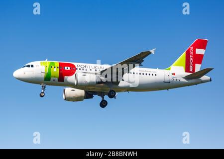 Mulhouse, Francia – 31 agosto 2019: AEREO TAP Air Portugal Airbus A319 all'aeroporto di Mulhouse (EAP) in Francia. Airbus è una fabbrica europea di aeromobili Foto Stock