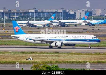 Guangzhou, Cina – 24 settembre 2019: China Southern Airlines Airbus A321 aereo all'aeroporto di Guangzhou (CAN) in Cina. Airbus è un aeromobile europeo Foto Stock