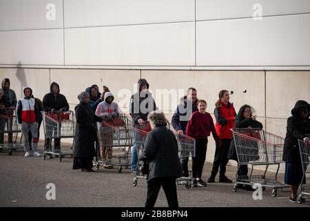 Centinaia di persone si accodano per entrare in un Costco Grossisti a Coventry il sabato, come il primo Ministro Boris Johnson ha detto a ristoranti, caffè, pub, bar, palestre e centri di svago di chiudere, mentre il pubblico a implorare di rimanere a casa. Data foto sabato 21 marzo 2020. Vedi la storia PA SALUTE Coronavirus. Il credito della foto dovrebbe leggere: Jacob King/PA Wire Foto Stock