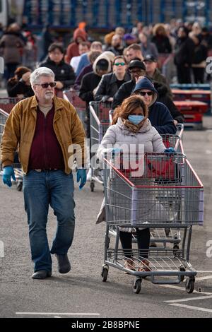 Centinaia di persone si accodano per entrare in un Costco Grossisti a Coventry il sabato, come il primo Ministro Boris Johnson ha detto a ristoranti, caffè, pub, bar, palestre e centri di svago di chiudere, mentre il pubblico a implorare di rimanere a casa. Data foto sabato 21 marzo 2020. Vedi la storia PA SALUTE Coronavirus. Il credito della foto dovrebbe leggere: Jacob King/PA Wire Foto Stock