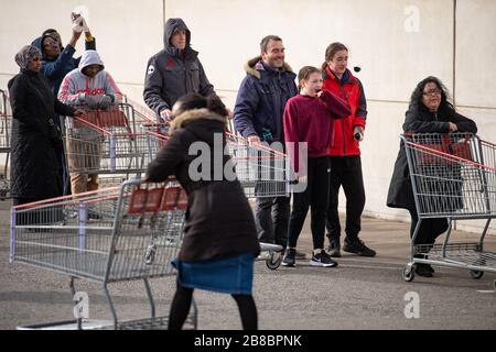 Centinaia di persone si accodano per entrare in un Costco Grossisti a Coventry il sabato, come il primo Ministro Boris Johnson ha detto a ristoranti, caffè, pub, bar, palestre e centri di svago di chiudere, mentre il pubblico a implorare di rimanere a casa. Data foto sabato 21 marzo 2020. Vedi la storia PA SALUTE Coronavirus. Il credito della foto dovrebbe leggere: Jacob King/PA Wire Foto Stock