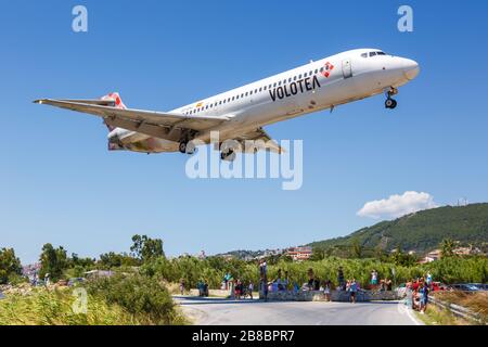 Skiathos, Grecia – 30 luglio 2019: Volotea Boeing 717 aereo all'aeroporto di Skiathos (JSI) in Grecia. Boeing è un produttore americano di aeromobili headqua Foto Stock