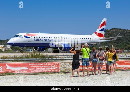 Skiathos, Grecia – 29 luglio 2019: Aeroplano British Airways BA CityFlyer Embraer 190 all'aeroporto di Skiathos (JSI) in Grecia. Foto Stock