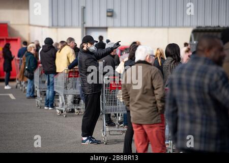 Centinaia di persone si accodano per entrare in un Costco Grossisti a Coventry il sabato, come il primo Ministro Boris Johnson ha detto a ristoranti, caffè, pub, bar, palestre e centri di svago di chiudere, mentre il pubblico a implorare di rimanere a casa. Data foto sabato 21 marzo 2020. Vedi la storia PA SALUTE Coronavirus. Il credito della foto dovrebbe leggere: Jacob King/PA Wire Foto Stock