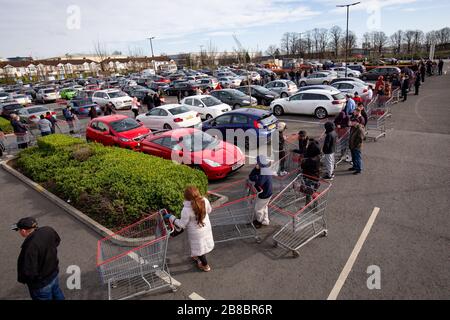 Centinaia di persone si accodano per entrare in un Costco Grossisti a Coventry il sabato, come il primo Ministro Boris Johnson ha detto a ristoranti, caffè, pub, bar, palestre e centri di svago di chiudere, mentre il pubblico a implorare di rimanere a casa. Data foto sabato 21 marzo 2020. Vedi la storia PA SALUTE Coronavirus. Il credito della foto dovrebbe leggere: Jacob King/PA Wire Foto Stock