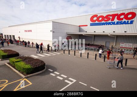 Centinaia di persone si accodano per entrare in un Costco Grossisti a Coventry il sabato, come il primo Ministro Boris Johnson ha detto a ristoranti, caffè, pub, bar, palestre e centri di svago di chiudere, mentre il pubblico a implorare di rimanere a casa. Data foto sabato 21 marzo 2020. Vedi la storia PA SALUTE Coronavirus. Il credito della foto dovrebbe leggere: Jacob King/PA Wire Foto Stock