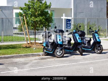 3/5/2020 Miami FL Multiple Revel motorini elettrici su una strada in un quartiere residenziale alla moda. Foto Stock