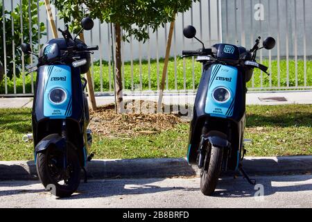 3/5/2020 Miami FL Multiple Revel motorini elettrici su una strada in un quartiere residenziale alla moda. Foto Stock